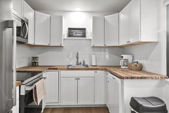 Building Photo - 1305 9th St W