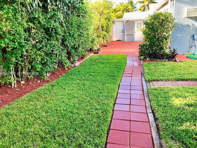 Building Photo - 2140 NE 180th St