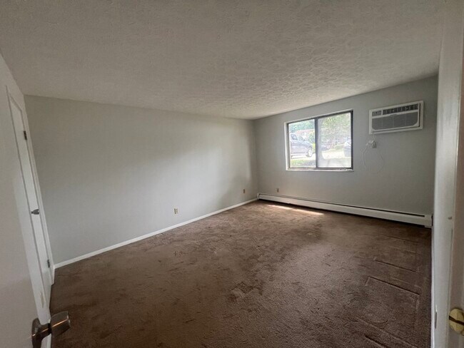 Building Photo - 2 bedroom 1.5 bath condo