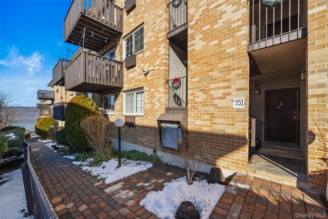 Building Photo - 351 N Broadway