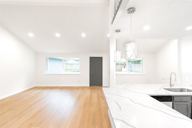 Building Photo - 15707 Amapola Dr