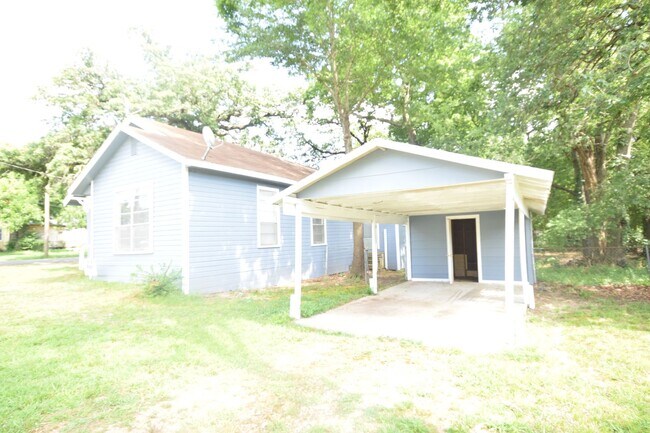 Building Photo - 2909 Bonham St