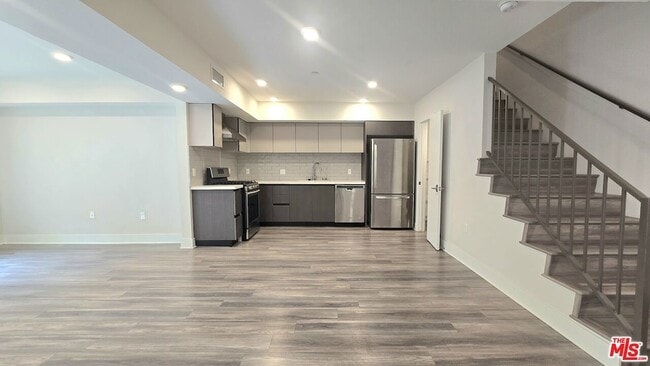 Building Photo - 5030 Rosewood Ave
