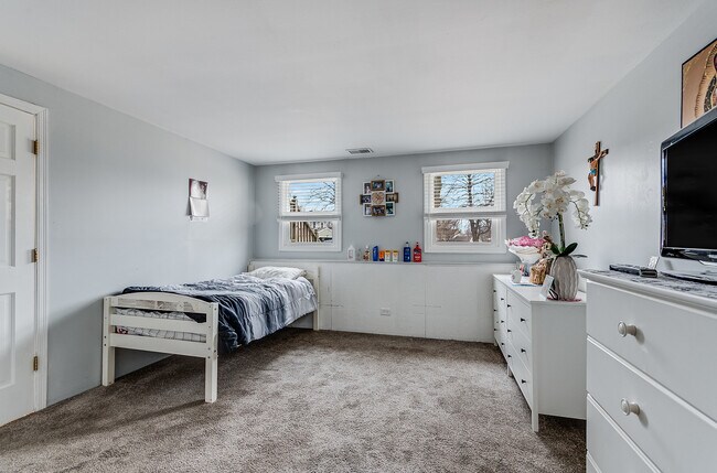 Building Photo - 2340 Portsmouth Ct