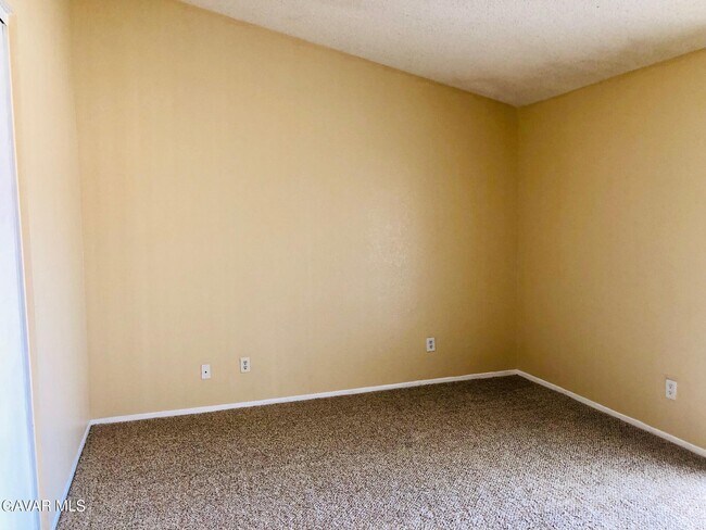 Building Photo - 511 E Ivesbrook St
