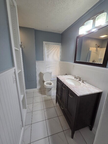 Building Photo - 232 Oakley Pl NE