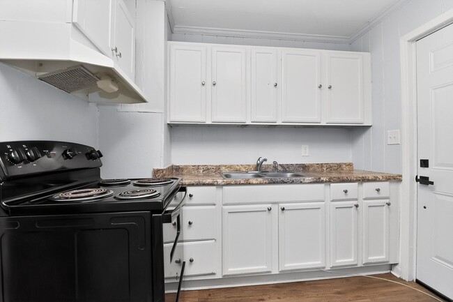 Building Photo - Cozy 2 Bedroom Duplex Close to NoDa!