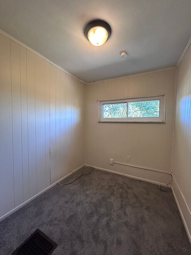 Building Photo - 3 Bedroom 1 Bathroom Home (Perry South)