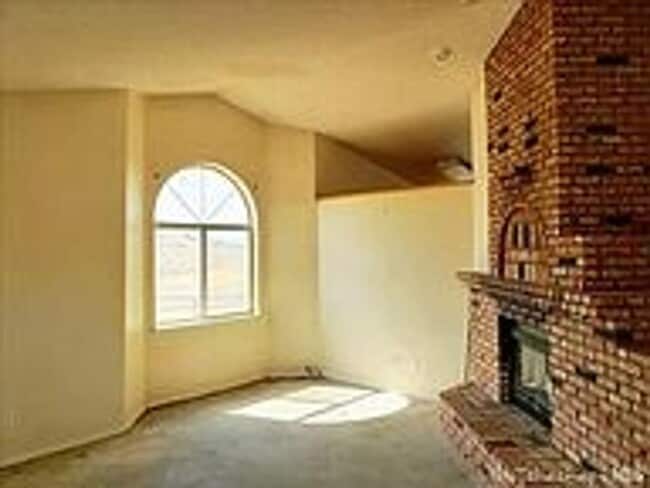 Building Photo - Beautiful 3/2 in Oak Knolls