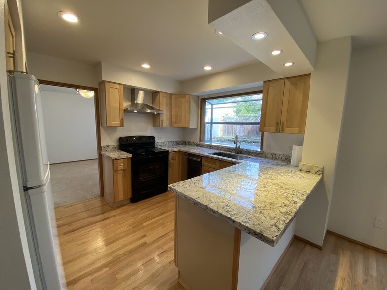 Building Photo - 648 S 32nd Pl