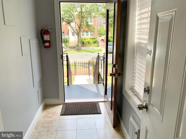 Building Photo - 812 5th St NE