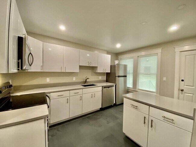 Building Photo - 3.0 bedroom in Cambridge Massachusetts 02139