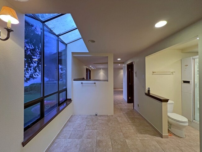 Building Photo - Gated Sound view home Des Moines area, 4 bed plus den 2.5 bath 3900 s/f, Available NOW!!!