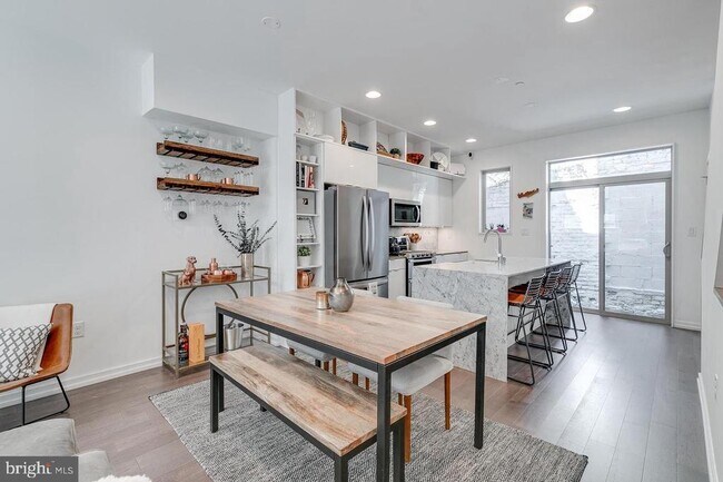 Building Photo - 938 N Leithgow St