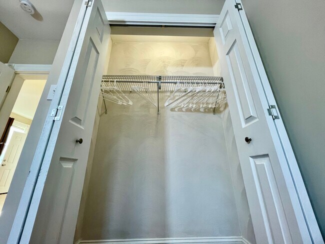 Building Photo - 18 Messenger St