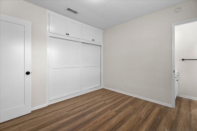 Building Photo - Updated Winnetka 3-Bedroom with Backyard a...