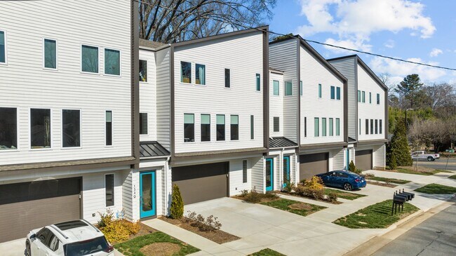 Building Photo - 1553 Pinecrest Ave