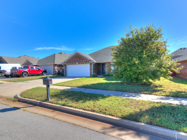 Building Photo - 1112 Bryan Dr