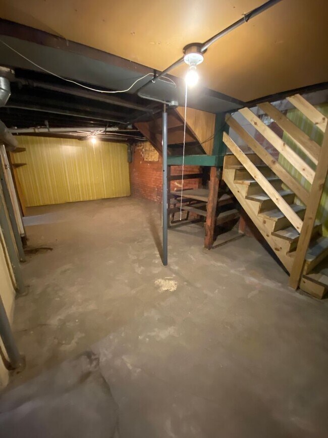 Building Photo - Spacious Home Available Now!