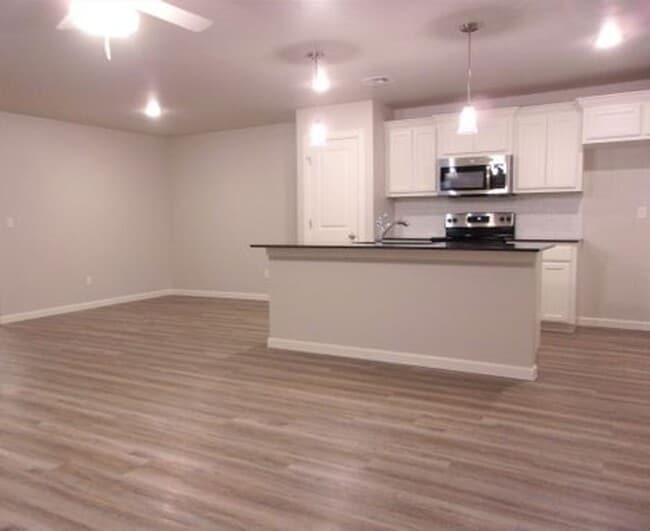 Building Photo - 3 Bed 2 Bath 2 Car Duplex in Chisholm Creek NW OKC