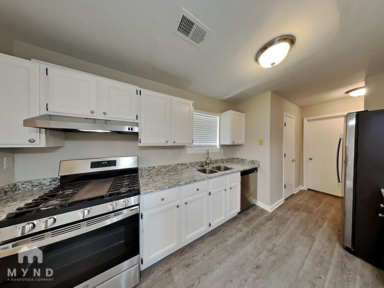 Building Photo - 5561 Northcut Dr