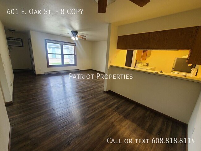 Building Photo - 601 E Oak St