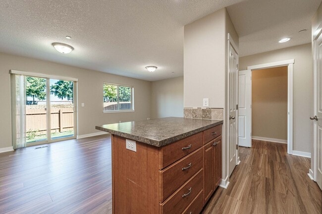 Building Photo - ASK ABOUT AUGUST MOVE IN SPECIAL 3 Bedroom...