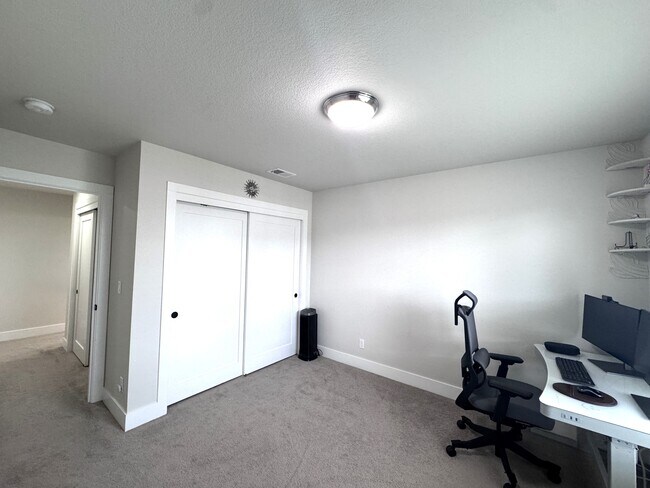 Building Photo - 4078 SE 70th Ave