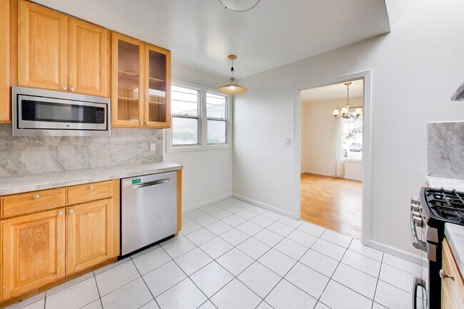 Building Photo - Bright Corner Home with Family Room, Yard & Laundry in Prime Sunset Location!