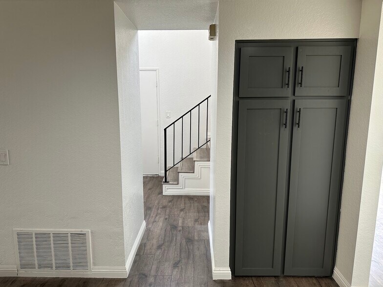 Building Photo - 9742 Willow Wood Dr