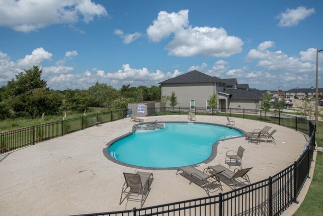 Building Photo - Available August 2026! GORGEOUS 5/5.5 HOUS...