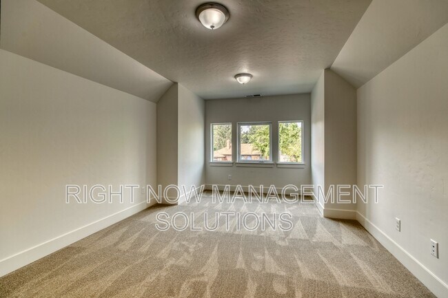 Building Photo - 1806 S Manitou Ave