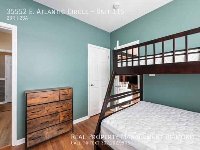 Building Photo - For Rent: Beautifully updated 2-bed/2-bath...