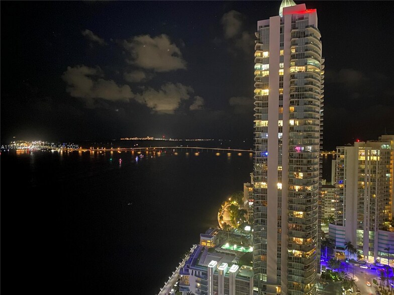 Building Photo - 1155 Brickell Bay Dr