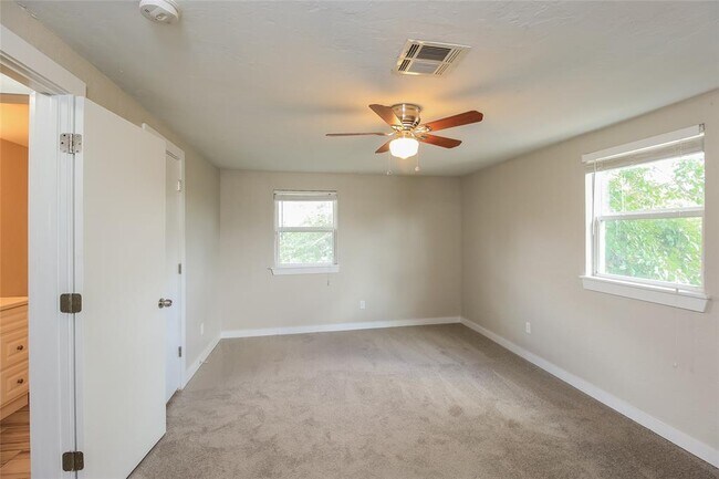Building Photo - 1828 Sunrise Dr