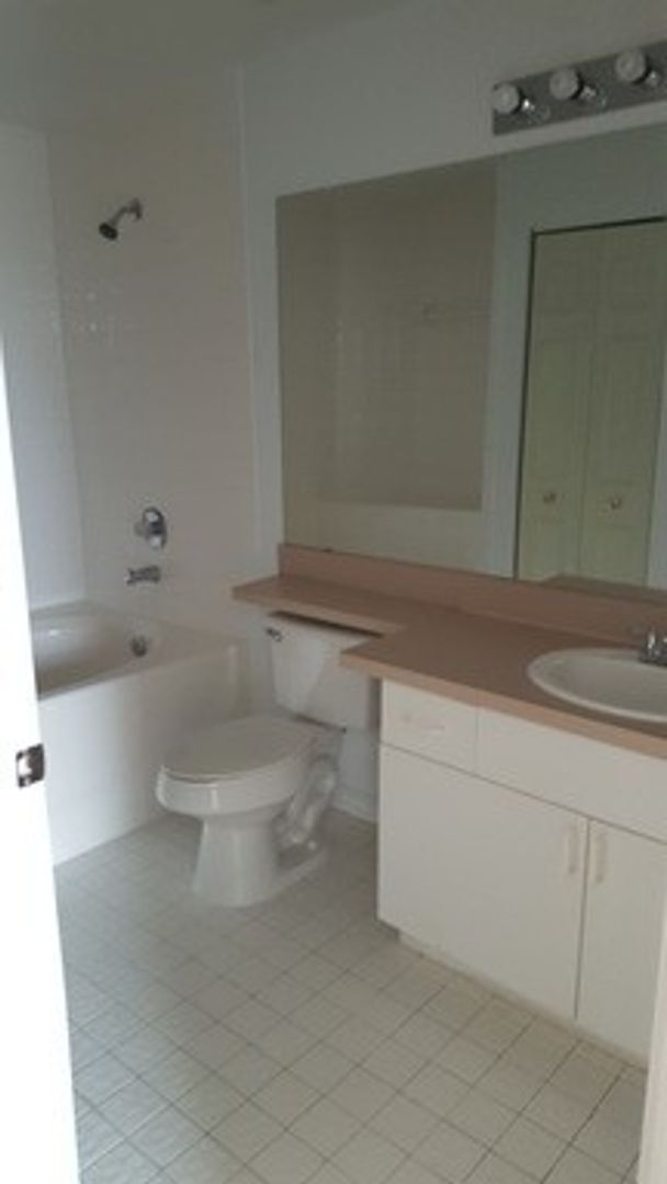 Building Photo - Luxury property. One bedroom condo