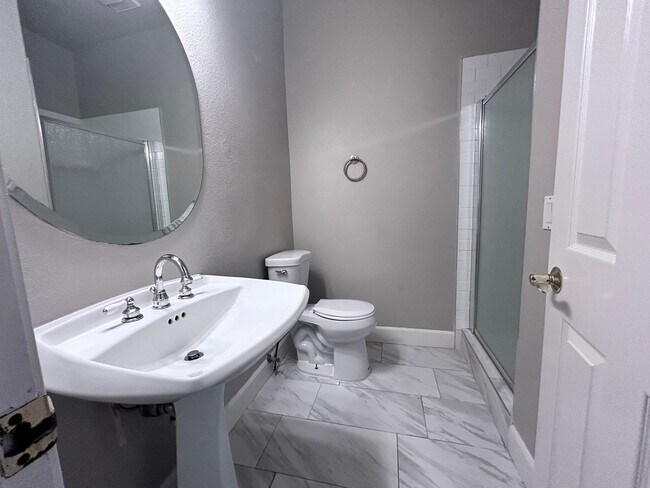 Building Photo - 5 Bedroom Home with a POOL in Folsom