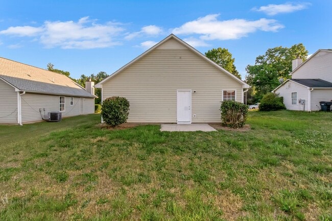 Building Photo - Charming 3 Bedroom / 2 Bath Ranch Home in Jonesboro!