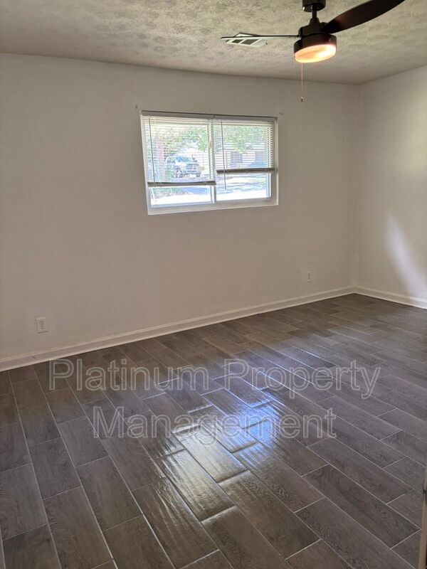 Building Photo - 543 Springwood Dr