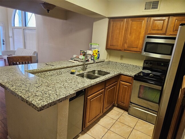 Building Photo - 2425 Holly Hall St