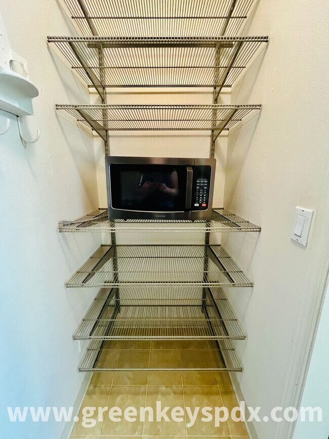 Building Photo - 3 Bedroom, 2.5 Bathroom Townhouse in N Por...