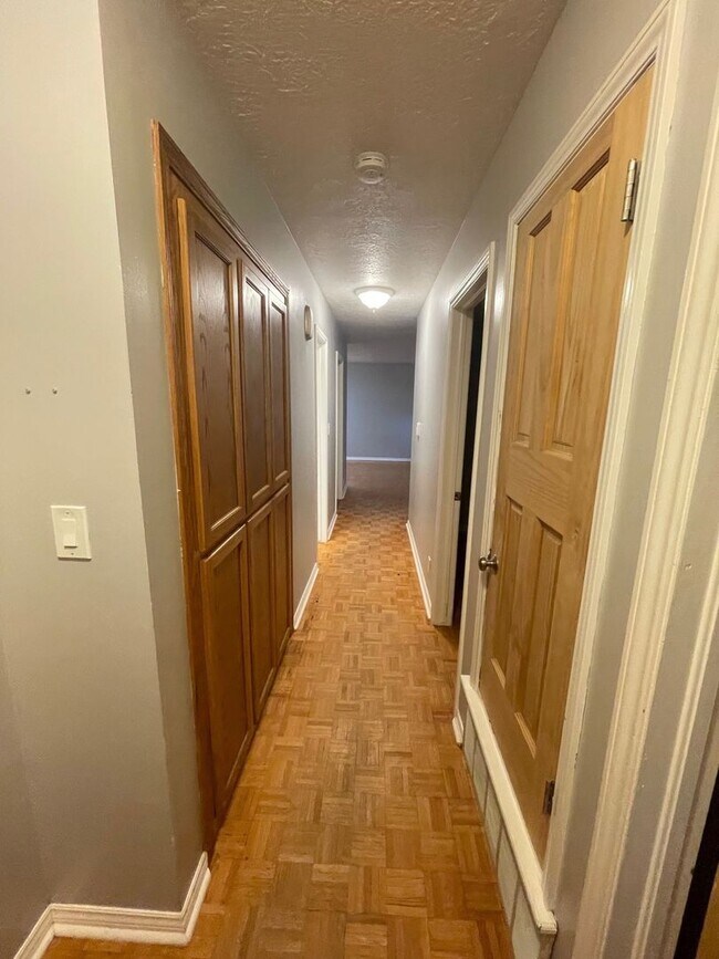 Building Photo - REMODELED HOME ON A QUIET STREET JUST ONE MILE WEST OF OU CAMPUS!
