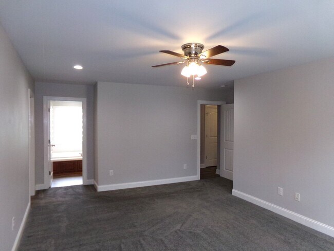 Building Photo - Beautiful Home in Indian Hills