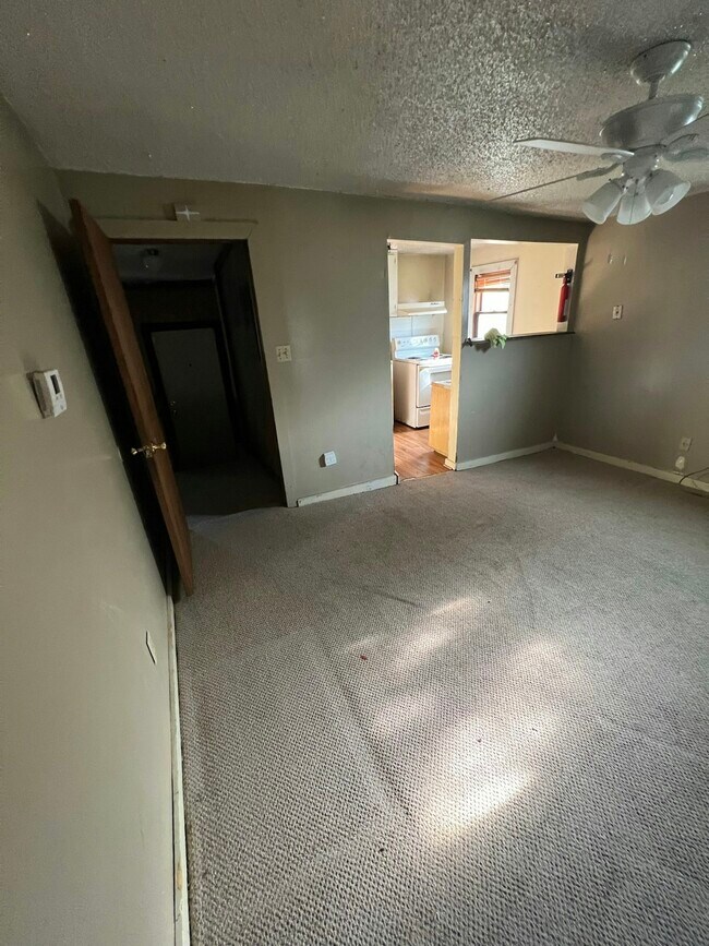 Building Photo - 403 E Division St