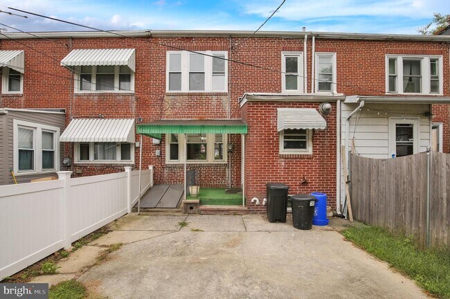 Building Photo - 303 S 3rd Ave