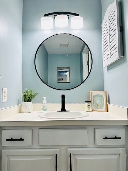 1/2 bath - 8 Applewood Ct W
