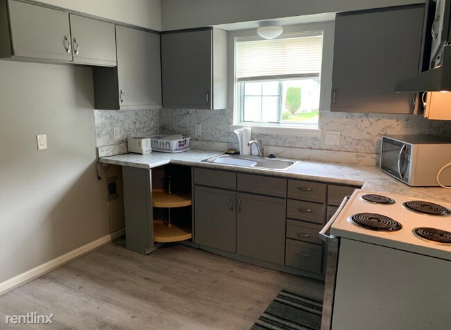 Building Photo - 3 br, 1 bath House - 29328 Tawas St