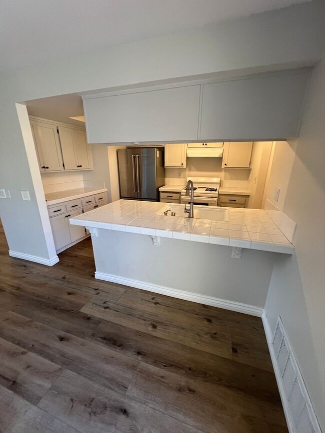 Building Photo - Lovely West Side Ventura Condo