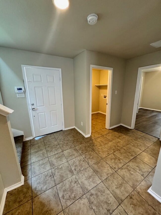Building Photo - Ready for Move In! Spacious 4 bedroom 3 ba...