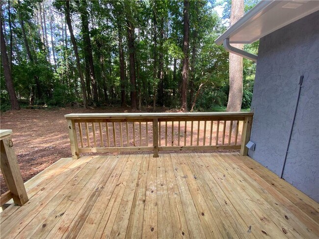 Building Photo - 2012 Oakwood Dr